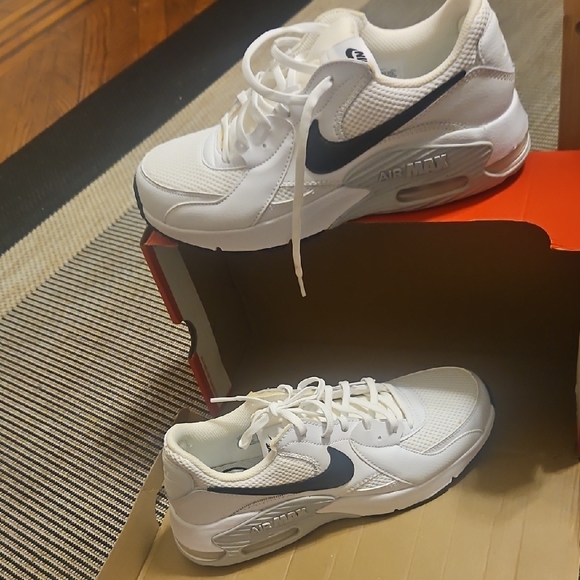 Nike Air Max White and Black Sneakers - Picture 4 of 4